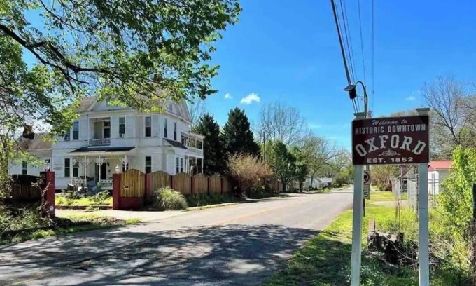 Oxford House | 1880 5B3b family pet friendly! walk to Historic downtown Oxford, OPAC