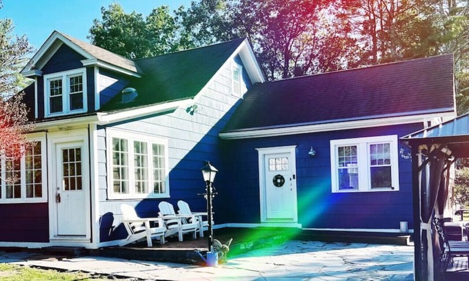 Saugerties House | 1890 CapeCod 4 family & friends: hot tub, FP, pets