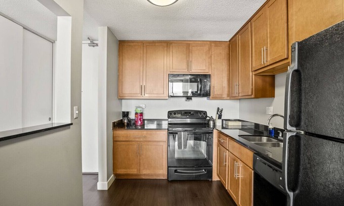 Downtown Minneapolis Apartment | 18th Floor Sky Suite| Downtown| Pool/Gym/Parking