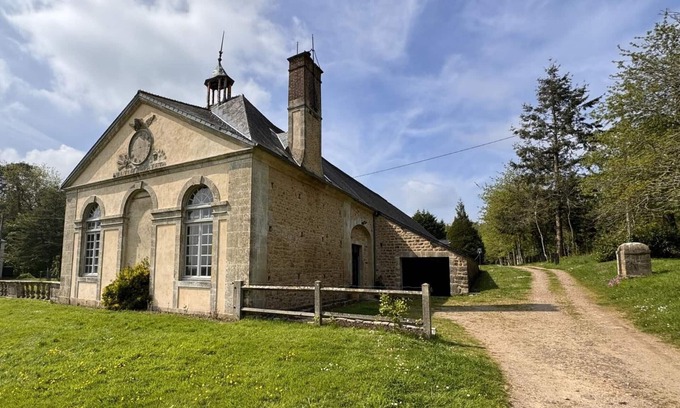 Saint-Germain-de-Tournebut Cottage | 18th-century renovated pavilion in a private park with internet and parking