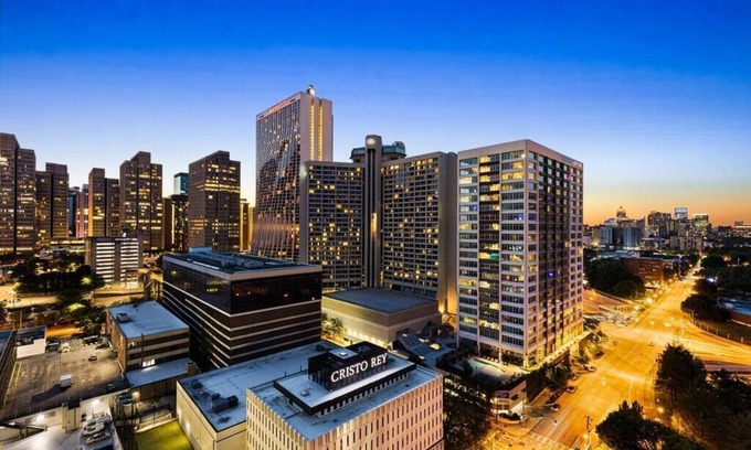 Downtown Atlanta Condo | 1909-High Flr-300 MB-1 Free Park-2 Bd King & Queen