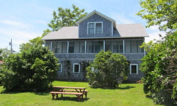 Guilford Cottage | 1930s Waterfront Cottage on Tuttle's Point