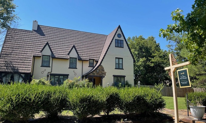 Muskogee Bed & Breakfast | 1935 Muskogee English Tudor Home – 3rd Floor PassionFruit Room