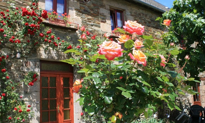 Servon Cottage | 19th Century Farmhouse, pet-friendly near Mont St-Michel