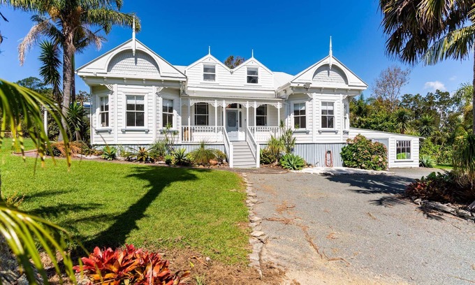 Mangawhai Heads House | 19th Par 2 - character villa with golfing green - newly renovated!