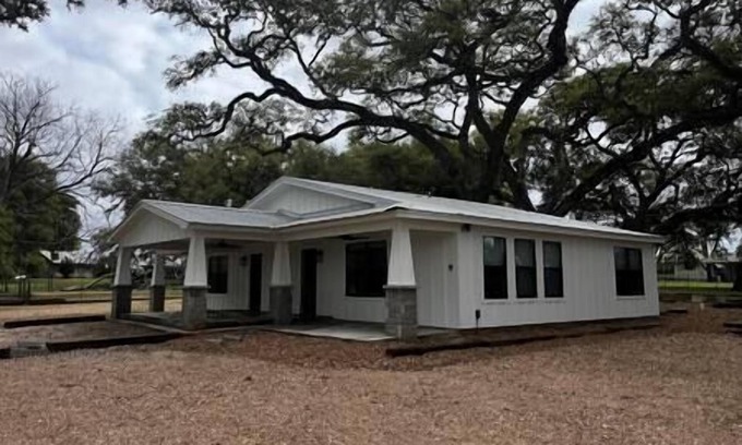 Round Top House | 1A- Country Escape Under TX Oaks!
