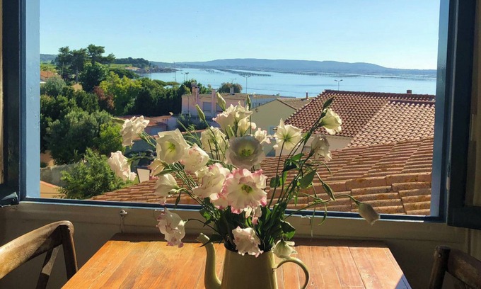 Meze Cottage | 1Bed Cottage Sleeps 4- Sea Views, Balcony, Parking