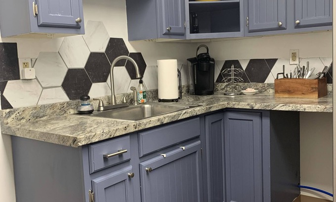 Carnegie Apartment | 1BR/apt. 15min from downtown, 20 to the airport!