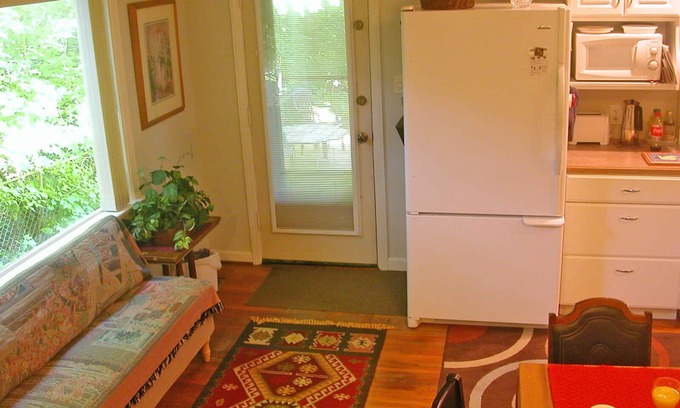 Glen Echo Apartment | 1br Apt. Overlooking Ravine In Clintonville