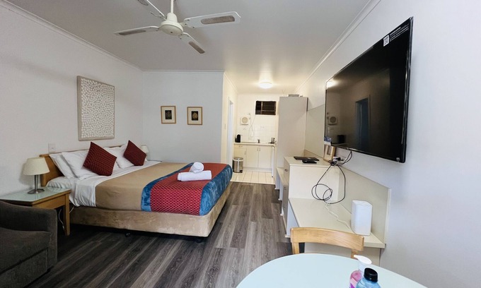 Glenelg North Apartment | 1BR APT with parking close to beach