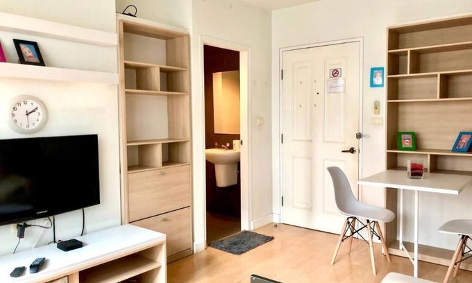 Phra Khanong Nuea Condo | 1BR Condo 5 Min to BTS 1000Mbps Fiber Wi-Fi great location