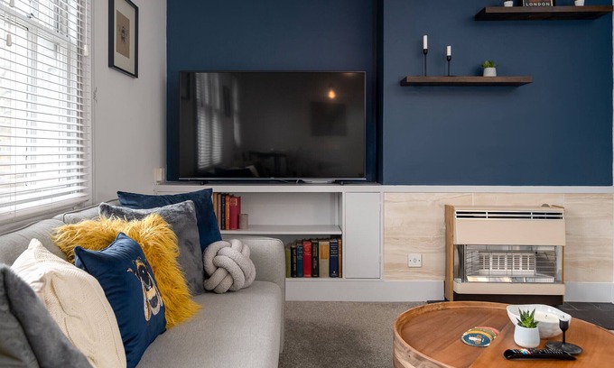 Parsons Green and Walham Apartment | 1BR Fulham New King's road apartment w/ park view