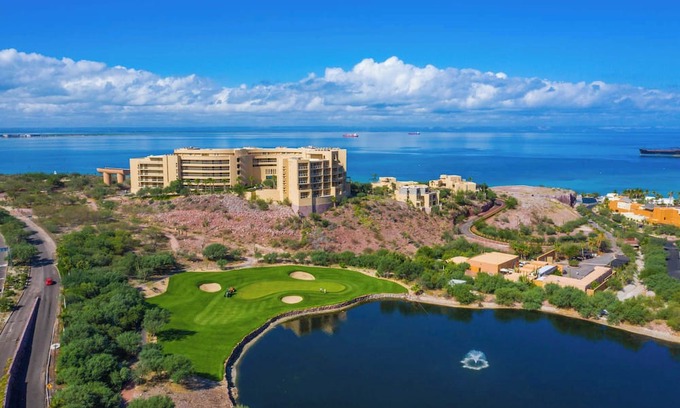 La Paz Apartment | 1BR Golf View & Private Balcony at Vistamar