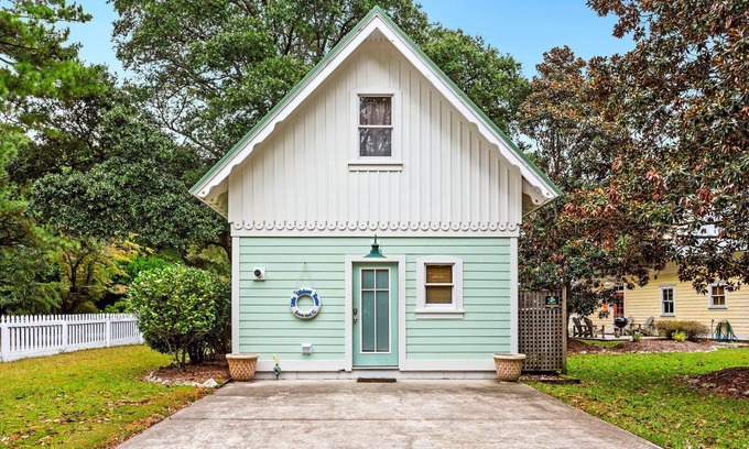 Manteo House | 1BR historic cottage w/fireplace, patio & tub