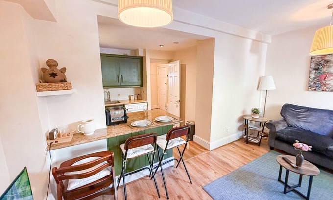 Royal Borough of Kensington and Chelsea House | 1BR Kensington Flat near Holland Park, Earls Court