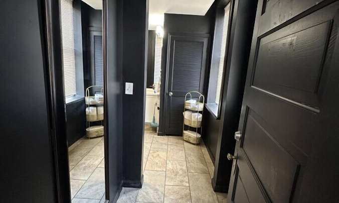 St. Charles Historic District House | 1st Capitol Mansion Boutique Hotel ADA Suite 202