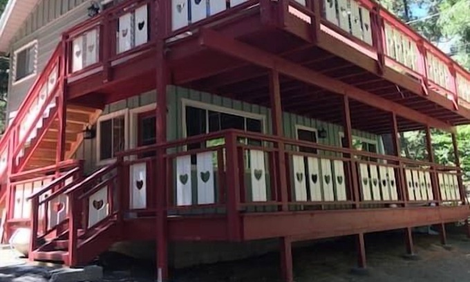 Crestline Apartment | 1st Floor - 1 mile from San Moritz Lodge