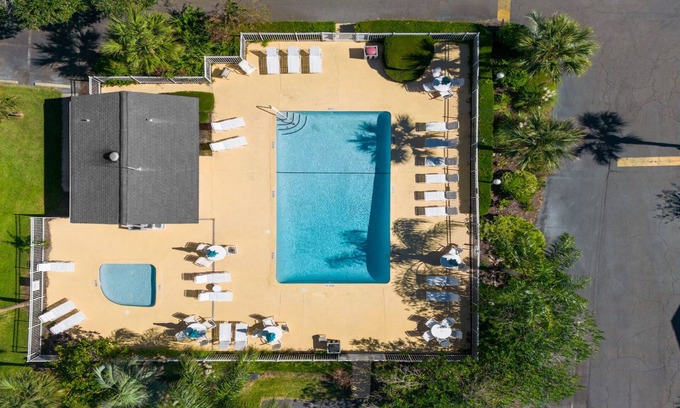 Demere Park Condo | 1st Floor Condo w/2 pools! 1 mi from beach/shops!