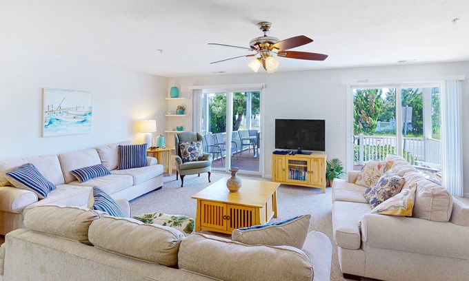 Sandbridge Condo | 1st-floor Seaside condo 1 block from beach with pool & private deck