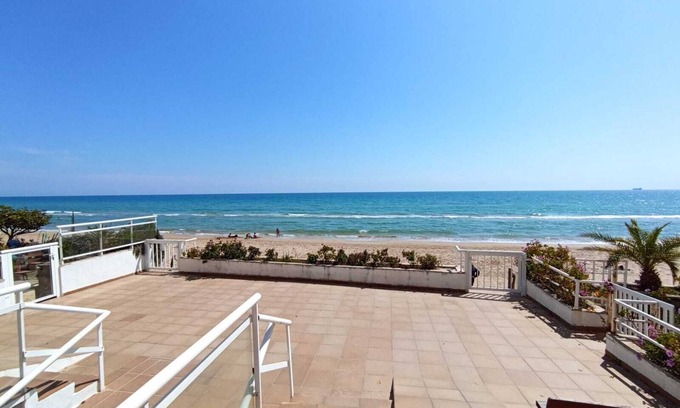 Tarragona Apartment | 1st LINE OF SEA. 5m from the sand. SUN, RELAX BEACH.