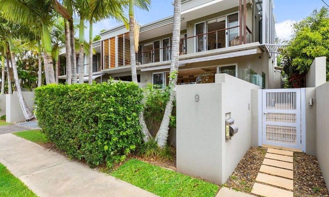 Tewantin Villa | 2/9 HILTON ESPLANADE NOOSAVILLE