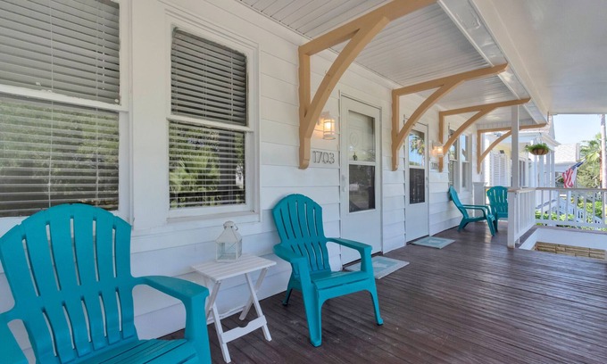 San Jacinto Apartment | 2 Apartments (side by side) in Historical Galveston - 8 min walk to beach!