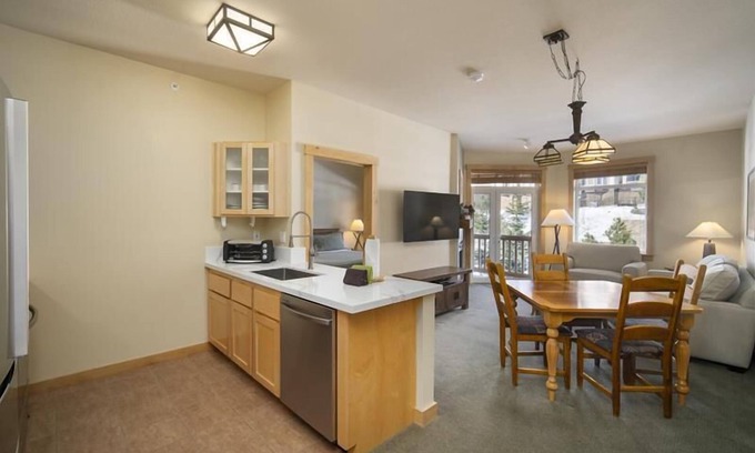 Mammoth Lakes Apartment | 2 bdrm on the Slopes with Year-Round Pool, Spa, BBQ, Laundry, & Lockers. Single floor with elevator