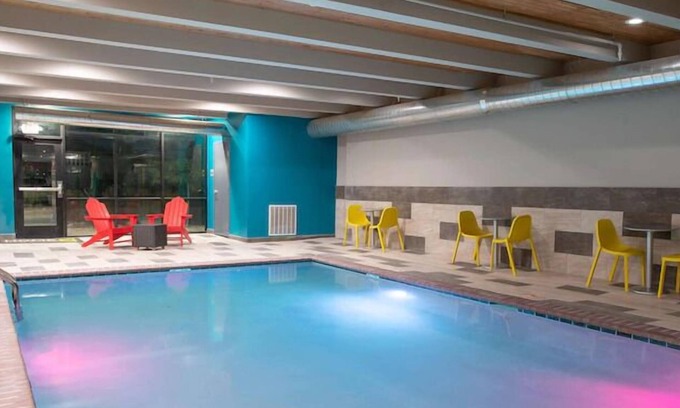 Roswell Hotel | 2 Beautiful Units Near Spring River Zoo. FREE Parking and Breakfast!
