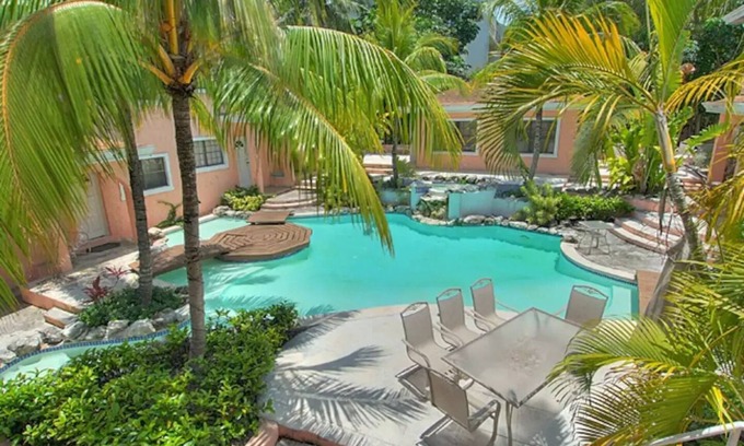Paradise Island Condo | 2 Bed 1 bath Condo 5 minutes walk from Atlantis and Cabbage Beach