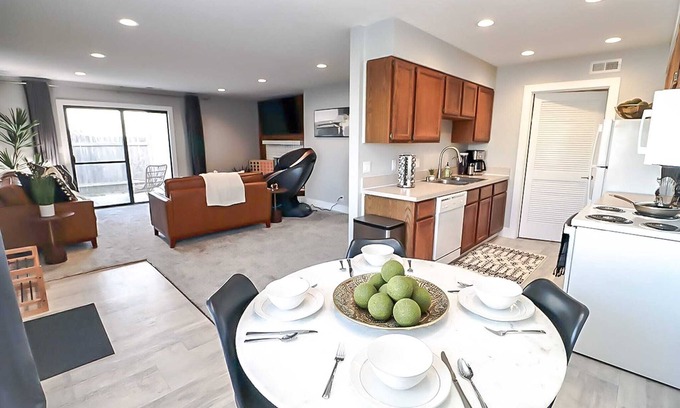 Lincoln House | 2 Bed,1Bath Massage Chair 5 Guests - South Lincoln