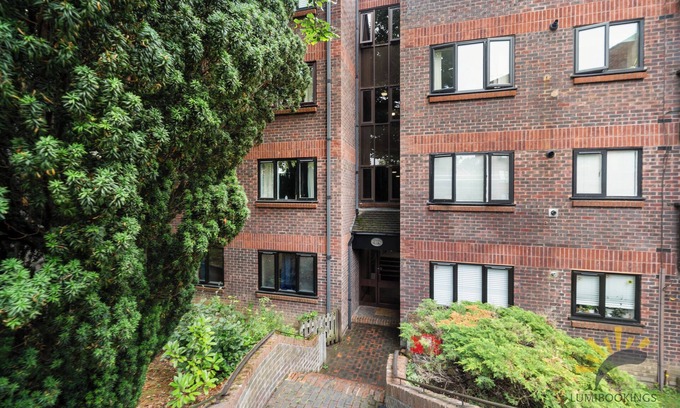 London Borough of Bromley Apartment | 2-Bed 2-Bath Garden View Flat Walk to Bromley Station & High Street WiFi Parking