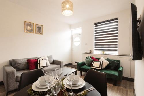 Offerton House | 2 Bed 2 Bath Home, Garden, Parking, Sleeps 6, Fast Wifi, Smart TV
