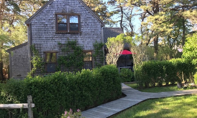 Eel Point Cottage | 2 Bed/2 Bath on 1/4 acre w/fenced yard, short walk to 40th thru rolling dunes.