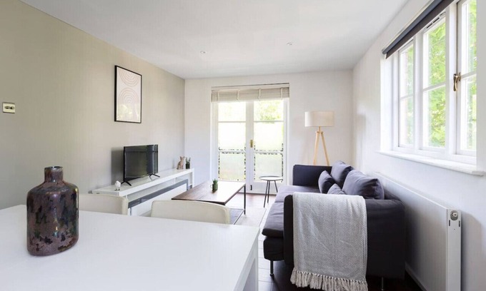 Redcliffe Apartment | 2 Bed Balcony Flat in Fulham