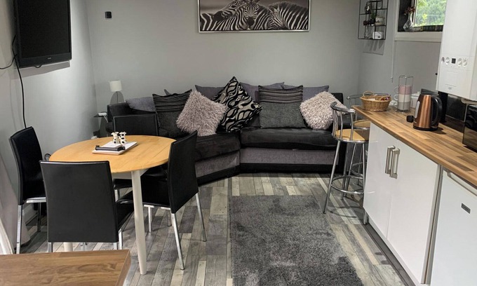 Denbigh Cabin | 2-Bed Cabin Sleeps 4 -Small Pets Ok -Free Parking