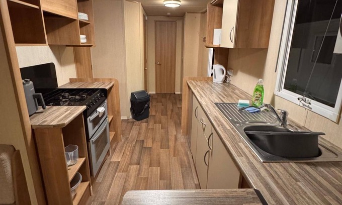 Towyn Ski Chalet | 2 Bed Caravan - Sleeps 6 - Pet Friendly, Parking