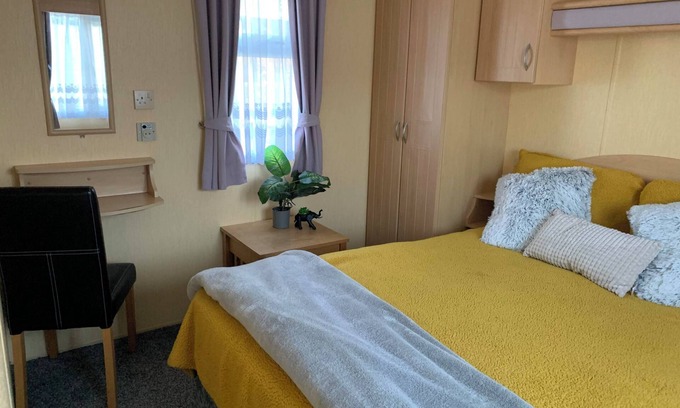 Skegness Ski Chalet | 2-Bed Caravan - Sleeps 6 - Parking & Veranda