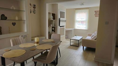 Slough House | 2 Bed Cottage Retreat in central location
