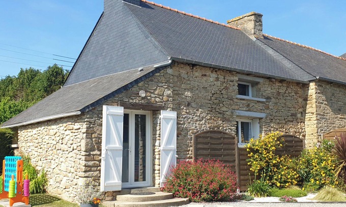 Plemet Cottage | 2 Bed Cottage Sleeps 4 with Pool and Pet Friendly