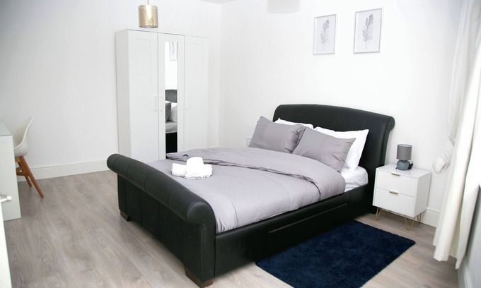 Watford Apartment | 2 Bed Flat - Sleeps 3 - Wifi - Parking