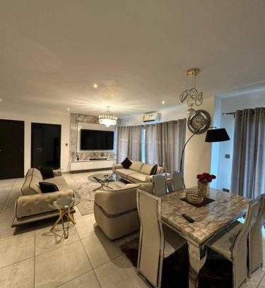 Keith Apartment | 2 Bed Flat - Sleeps 4 - Parking - Wifi