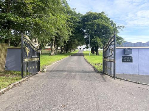 Motherwell Apartment | 2 Bed Flat - Sleeps 4 - Pets - Hot Tub - Gym