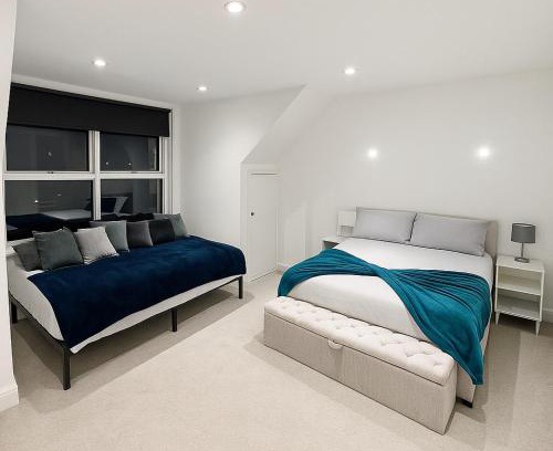 Camberwell Apartment | 2 bed flat, sleeps 8, driveway, 5 Mins to Brixton