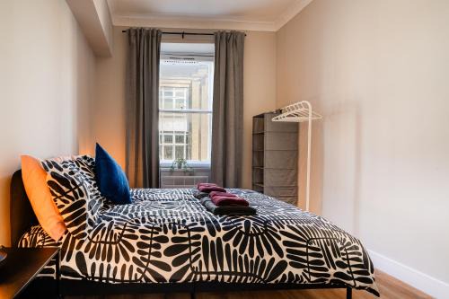 Paisley Apartment | 2 Bed Flat - Town Centre