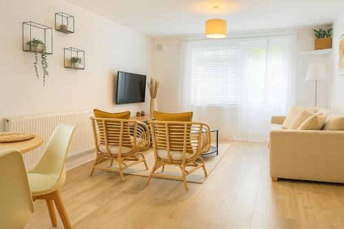 Stroud Green Apartment | 2 Bed Ground Floor, Boho Chic Garden Flat with Parking