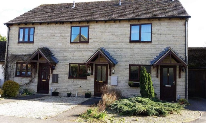 South Leigh House | 2 Bed House - Sleeps 4 - Pets - Garden - Parking