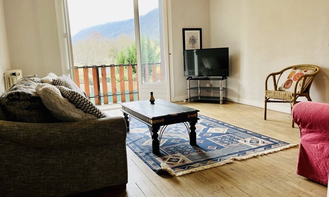 Saint-Beat Apartment | 2 Bed - Sleeps 6 - Mountain Views - Pets