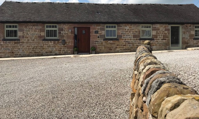 Cauldon House | 2 Bed Stylish Cottage Barn Alton Tower Polar Bears Peak District