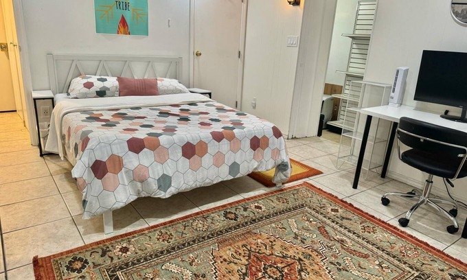 Roslyn Apartment | 2-bedroom, 1 Bath apartment in gorgeous Roslyn with Washer Dryer in unit