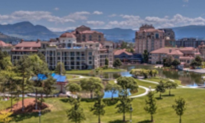 Kelowna Central Business District Condo | 2 bedroom 2 bath deluxe condo in a premier hotel on the waterfront in Kelowna